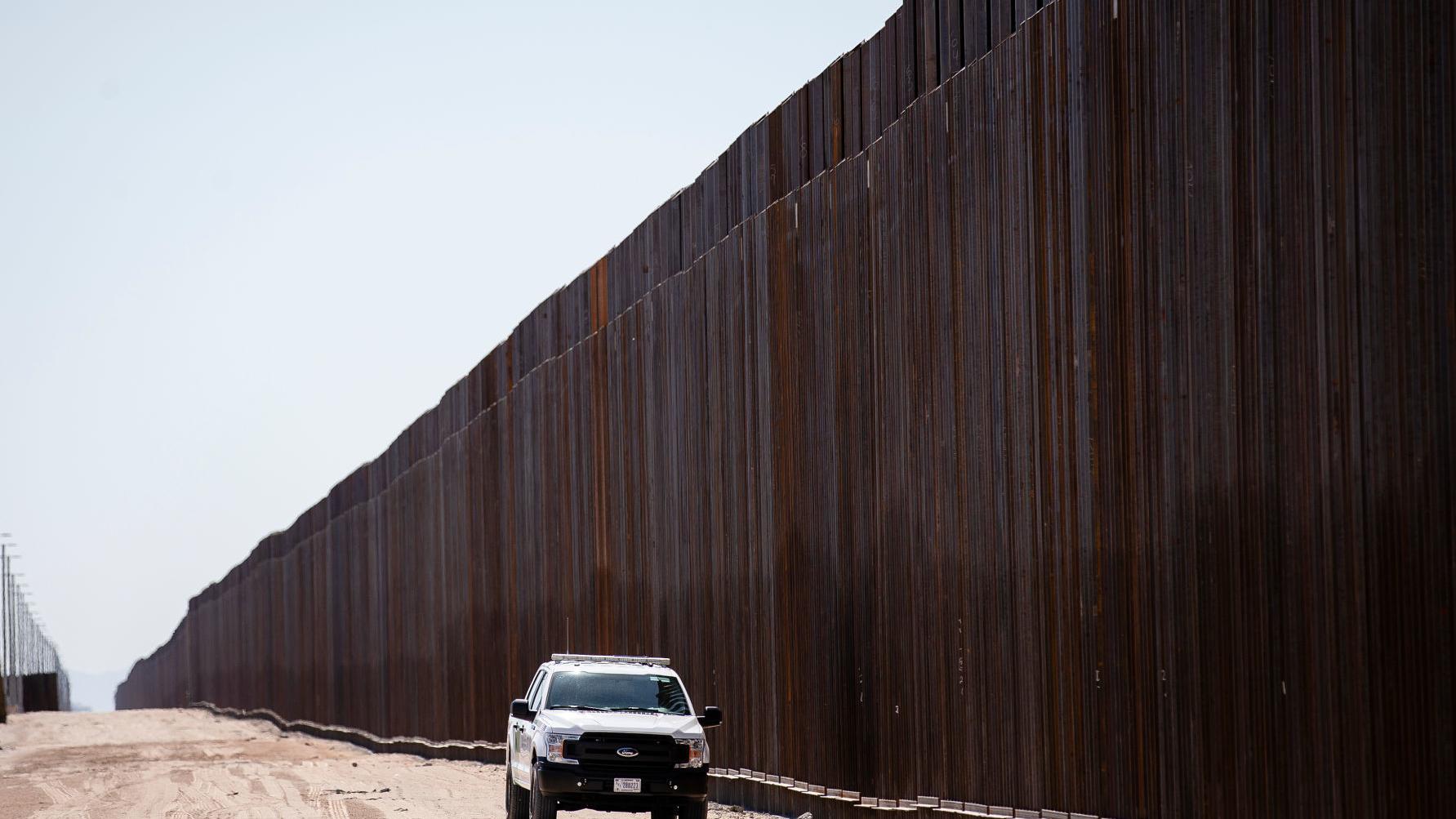 $1.28 billion wall project on Arizona border goes to firm favored by Trump